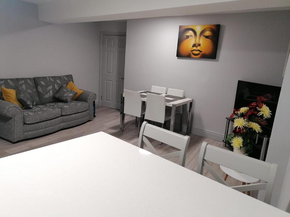 اينيس Oak House Apartment المظهر الخارجي الصورة